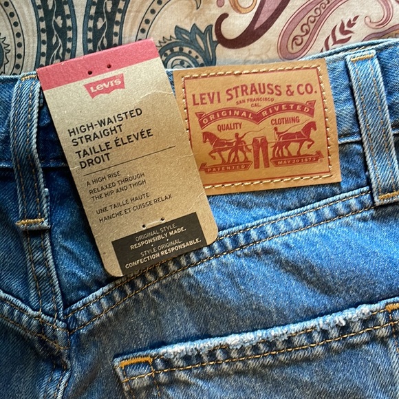 NWT Levi’s high waisted straight jean medium wash with rip at knees - Picture 11 of 11